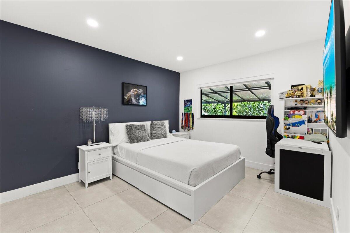 LAKE FLORESTA PARK - Residential