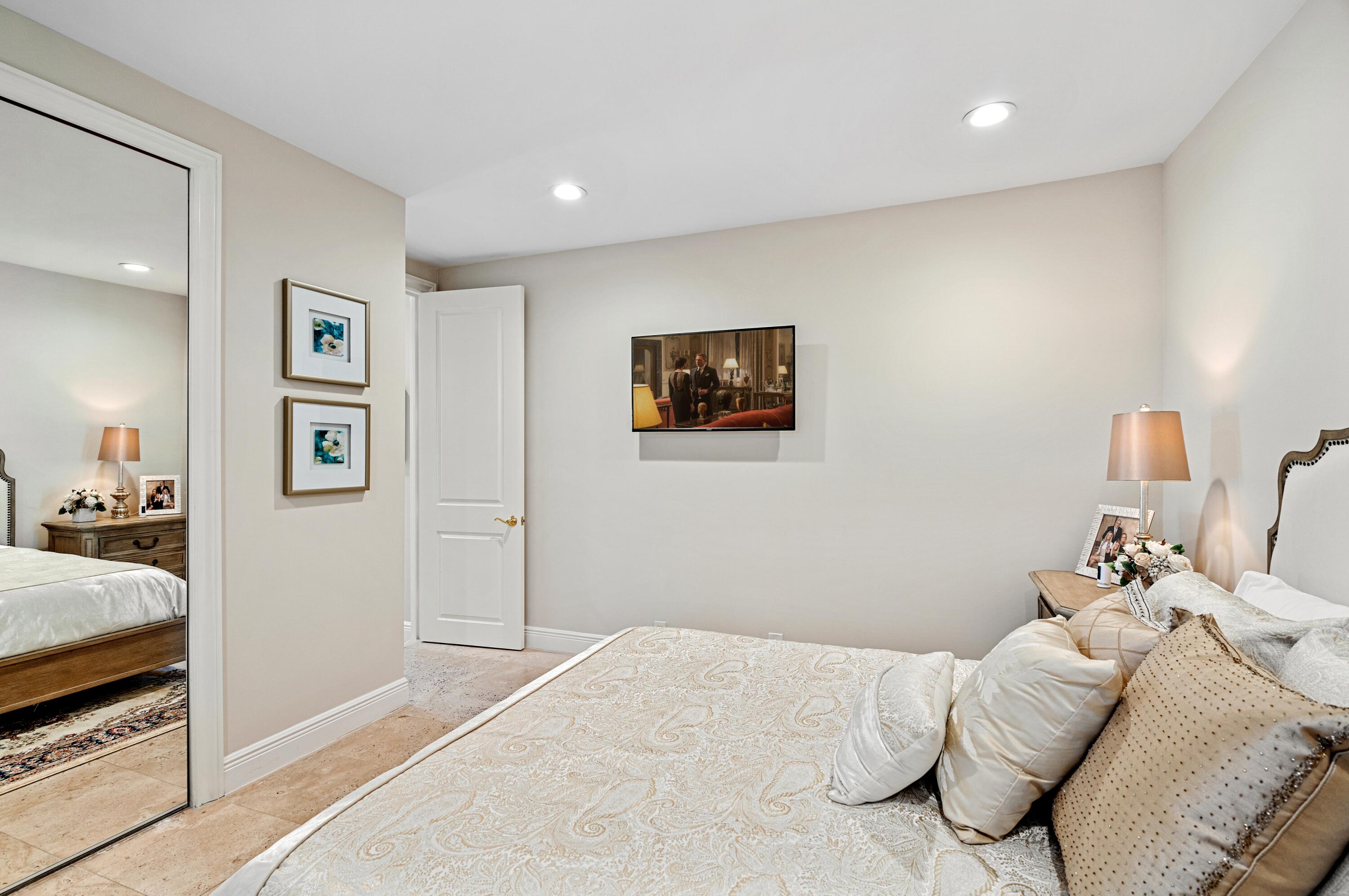 ROYAL PALM YACHT & COUNTRY CLUB - Residential