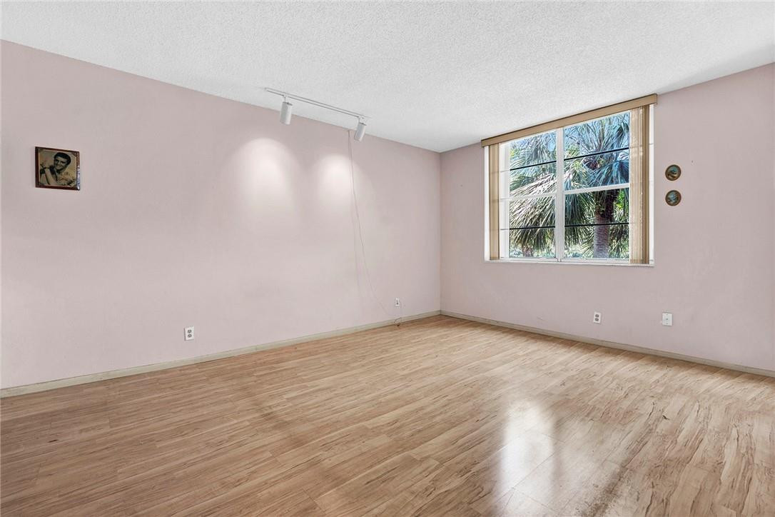 POINCIANA 5 OF PINE IS - Residential