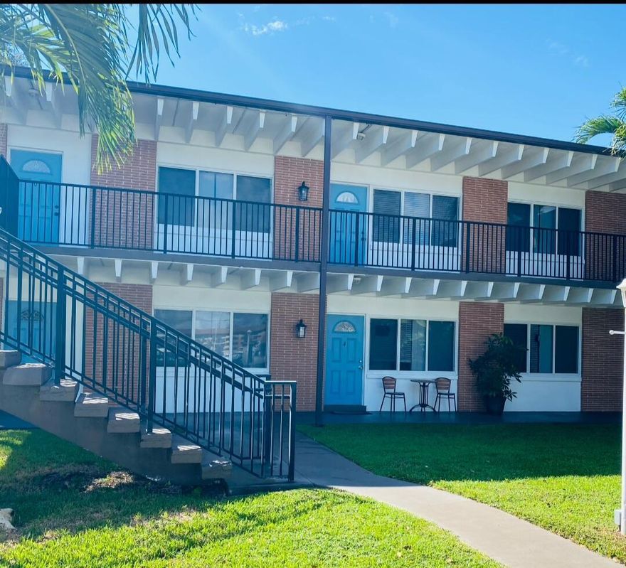 Beautiful 1 bedroom 1 bath with Marina view. Great location. Split Floor plan, All updated.