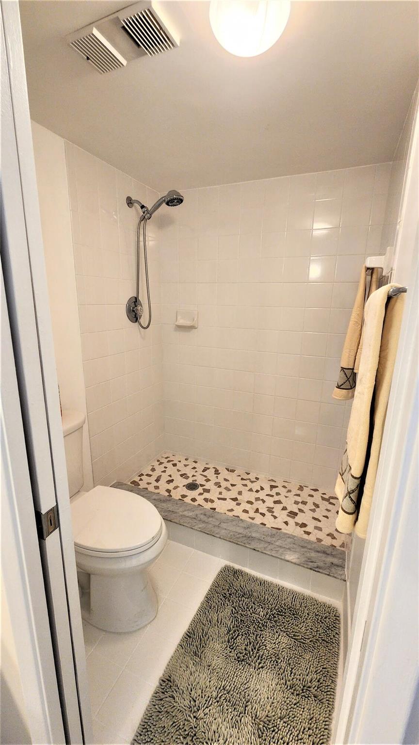 LAKESIDE CONDO - Residential Lease