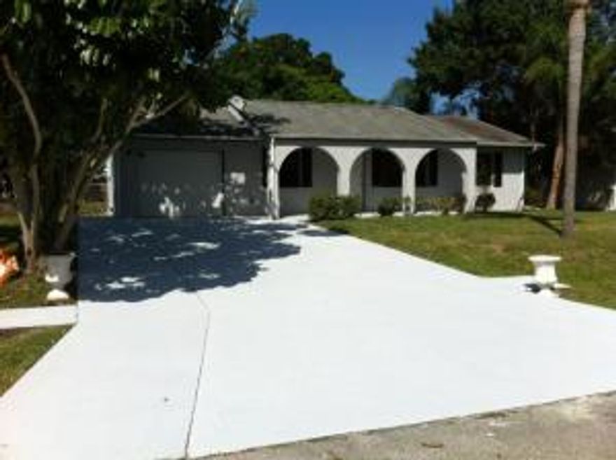 FENCED YARD CBS HOME 2 BEDROOM 2 BATH 1 CAR GARAGE WITH A DEN/FLORIDA ROOM. HOME  RECENTLY UPDATED WITH NEWER S/S APPLIANCES AND WASHER/DRYER.STORAGE SHED, NEWER BATHROOM VANITIES, MUCH MORE.