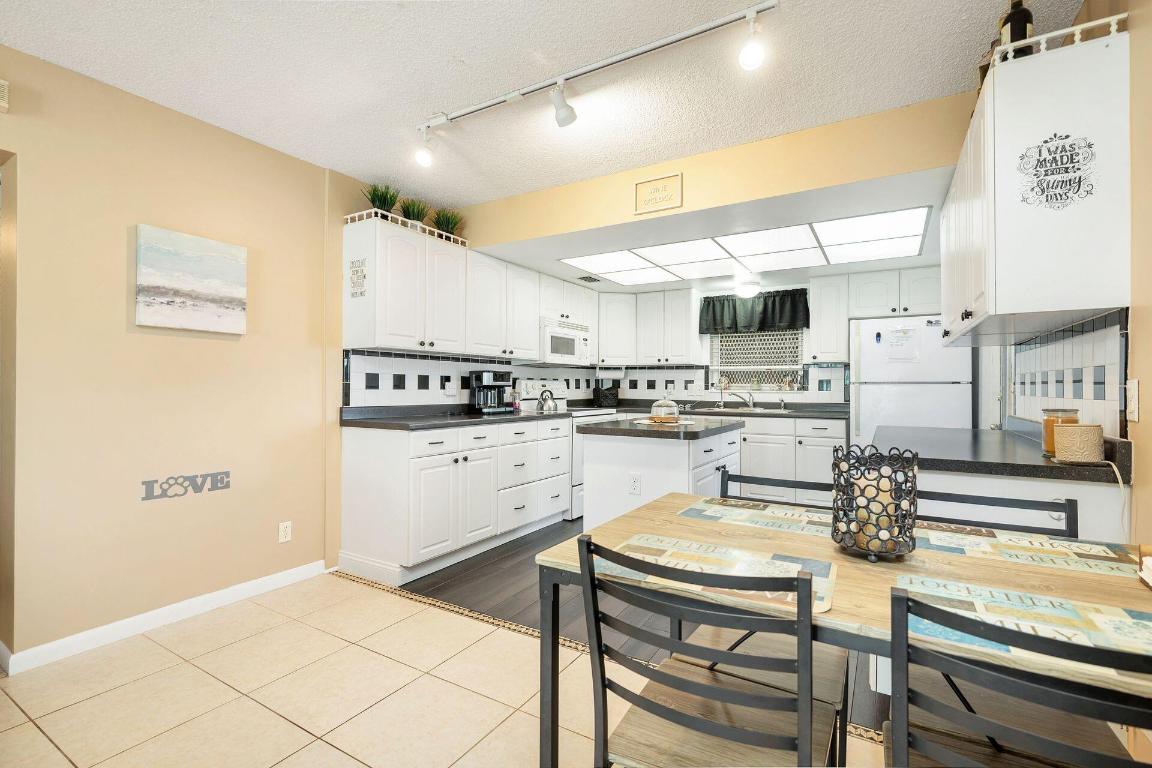 Four Sea Suns Condo - Residential