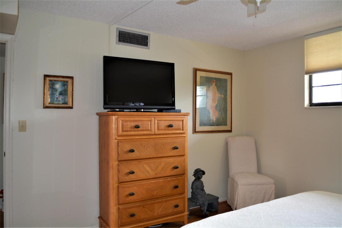 DEER CREEK COUNTRY CLUB ESTATES 1 CONDO - Residential