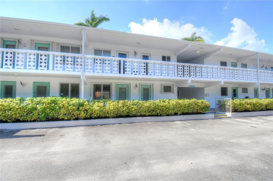 PARADISE IN LIGHTHOUSE POINT.  NO LAND LEASE NO REC LEASE. COOP.  ALL AGE COMMUNITY.  LOW MAINTENANCE AND LOW ASKING PRICE. LGHTHOUSE POINT IS A MULTI MILLION DOLLAR WATERFRONT AREA. IT HAS A PARK LIKE SETTING. FABULOUS FOR WALKING, BIKE RIDING, CLOSE TO RESTURANTS, SHOPPING, MOVIE THEATER'S AND MORE. COMMUNITY HAS PICKLEBALL, HEATED POOL, STORAGE, BBQ, AND LAUNDRY. MAINT INCLUDES CABLE, INTERNET, WATER, TRASH, SEWER, INSURANCE AND AMENITIES. PASSED THE 40 YEAR INSPECTION.     cash only min credit 700