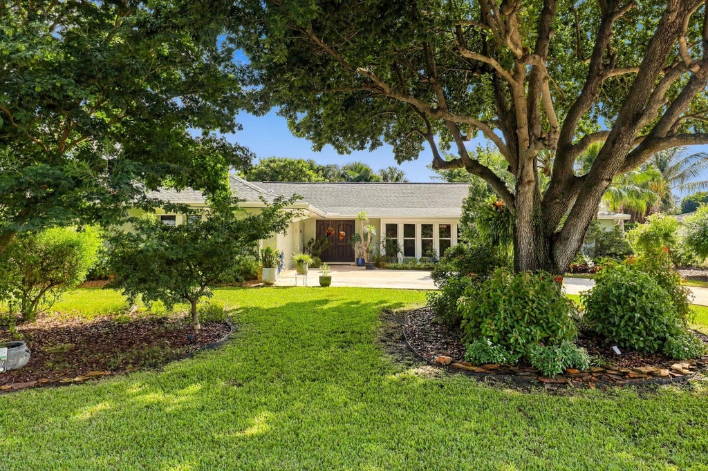 Photo of 9714 HONEYSUCKLE Avenue, Palm Beach Gardens, FL 33410 (MLS # B26084462)