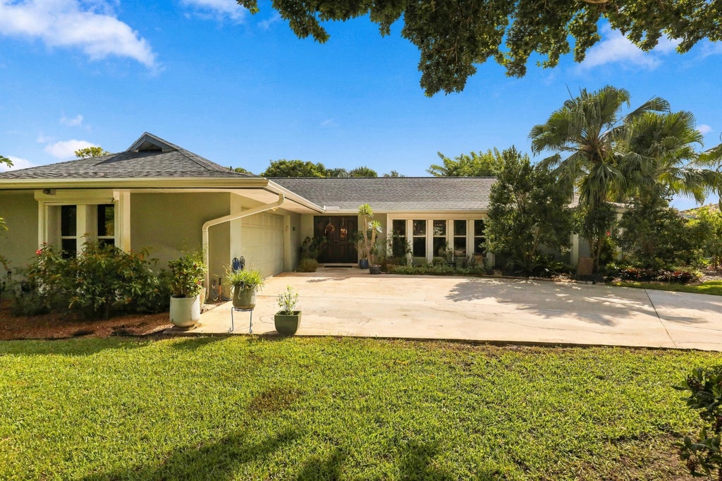 Photo of 9714 HONEYSUCKLE Avenue, Palm Beach Gardens, FL 33410 (MLS # B26084462)