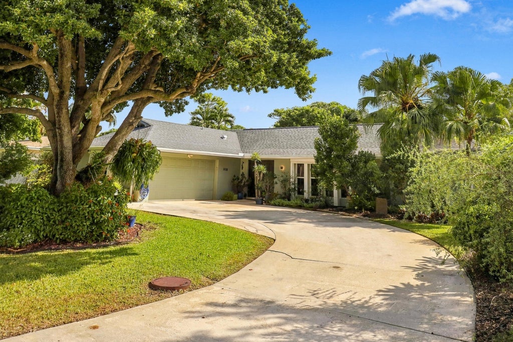 Photo of 9714 HONEYSUCKLE Avenue, Palm Beach Gardens, FL 33410 (MLS # B26084462)
