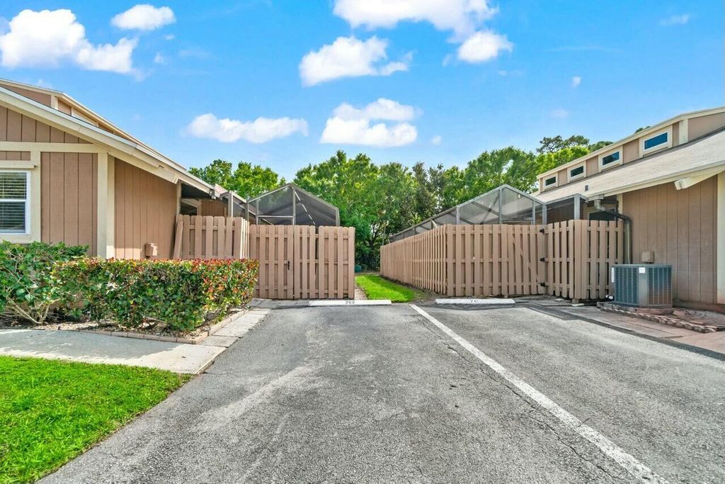 Photo of 262 Maplecrest Circle, Jupiter, FL 33458 (MLS # R11083796)