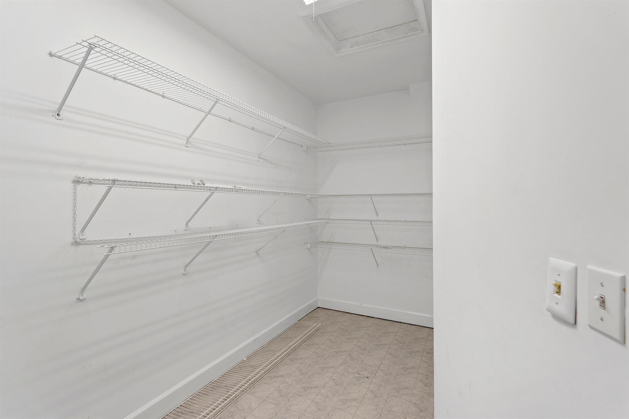 JUPITER HILLS VILLAGE - Residential