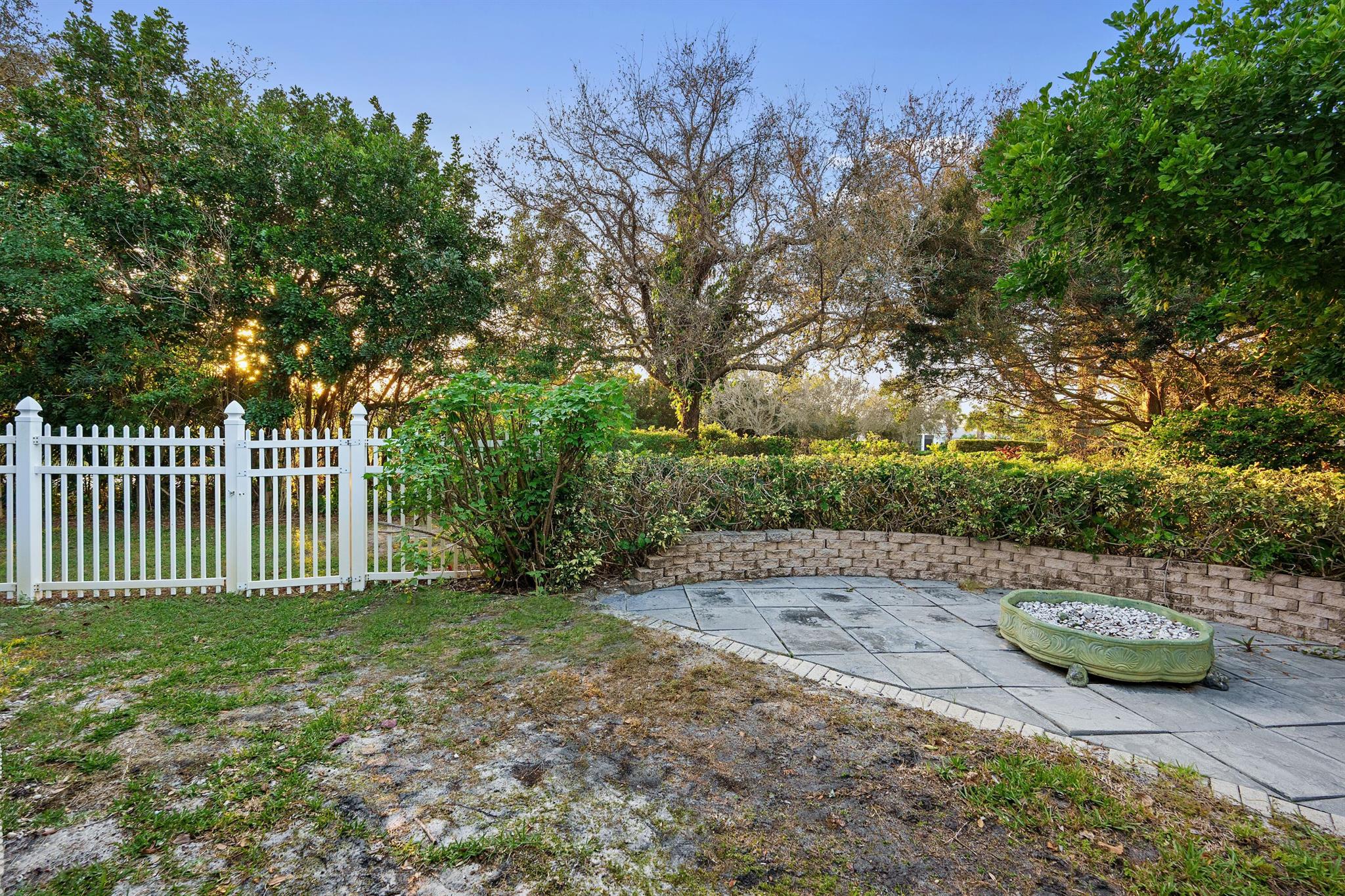 JUPITER HILLS VILLAGE - Residential