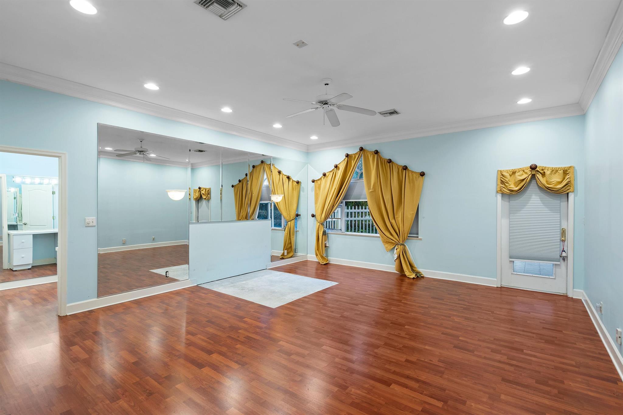 JUPITER HILLS VILLAGE - Residential