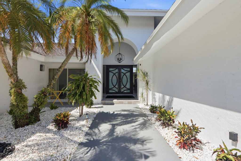 Photo of 12725 Kingsway Road, Wellington, FL 33414 (MLS # B26025004)