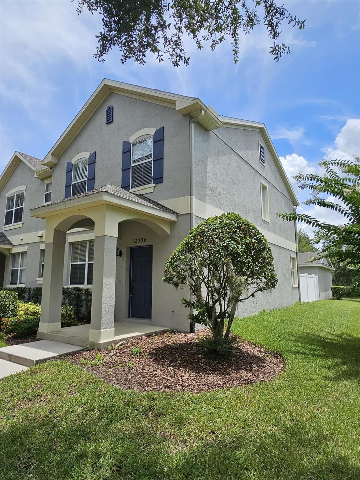 Corner unit 3-bdrm, 2 1/2-bath townhome in the Lake Reams Townhomes community in the desirable neighborhood of Windermere. Next door to Disneyworld and in close distance to lots of amenities and all of Orlando's attractions. Family room, living room, 2-car garage and an enclosed private backyard for your weekend barbecues.
Asking for 1st mo. rent and security deposit only (security deposit negotiable depending on tenant's income and credentials).