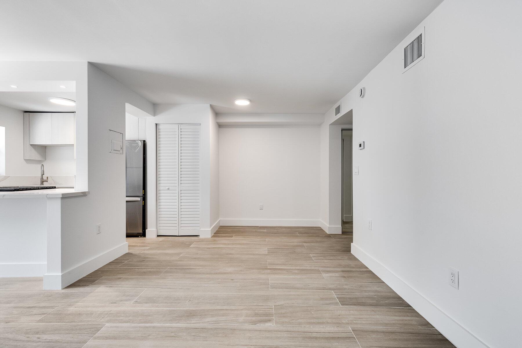 240 Collins Avenue 2e
