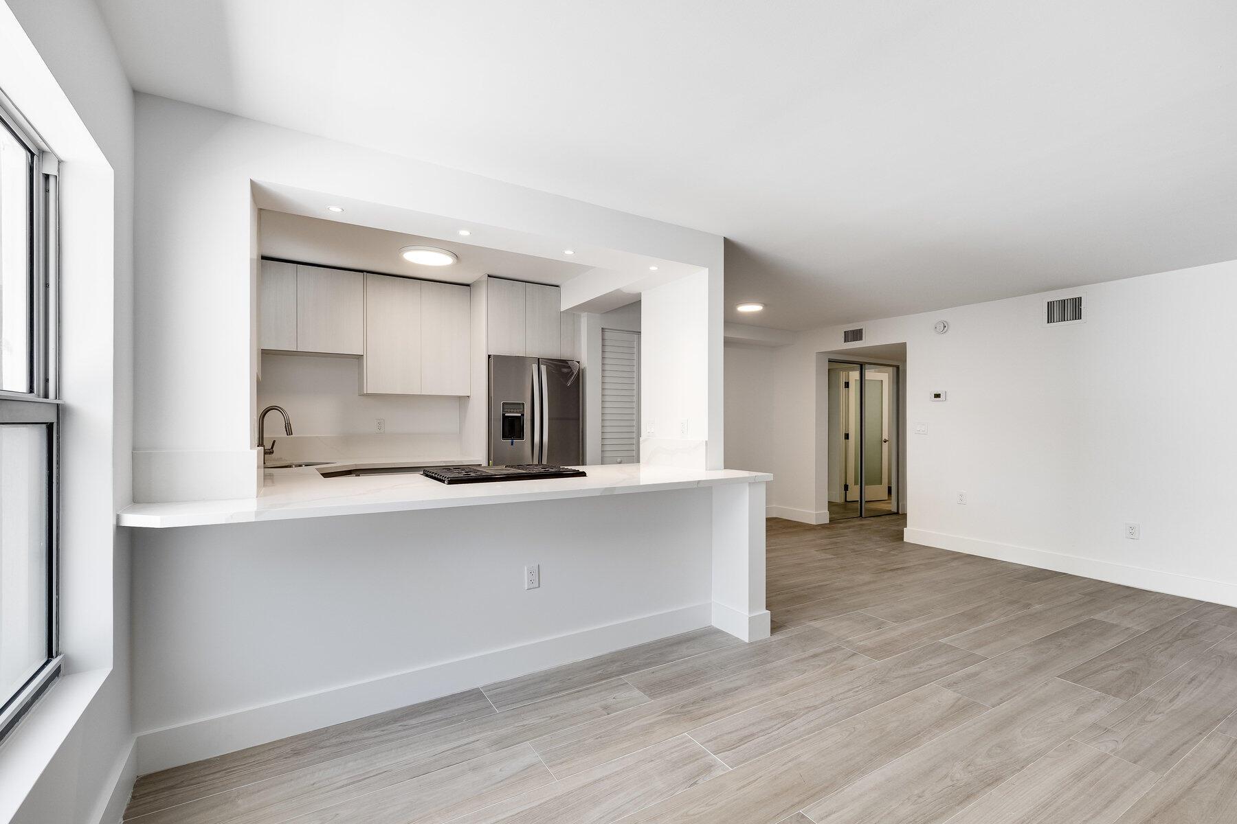240 Collins Avenue 2e