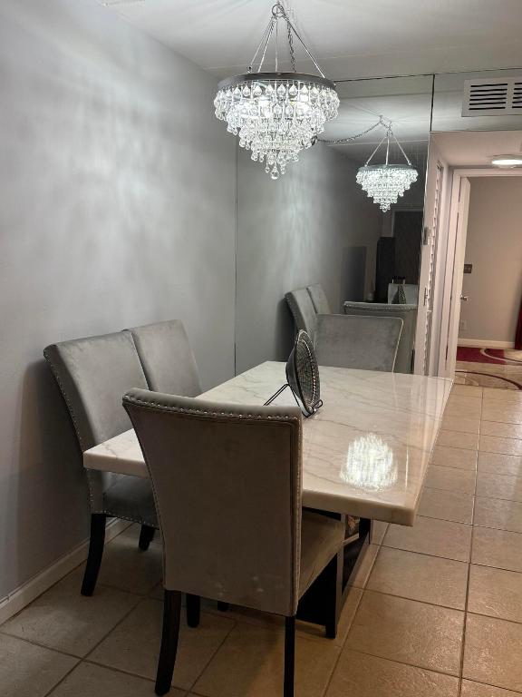 VILLAGE GREEN KENSINGTON COND DECL FILED 10-17-79 - Residential