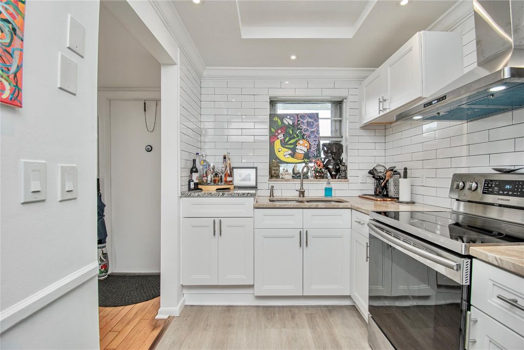 Photo of 1638 Embassy Dr #308, West Palm Beach, FL 33401 (MLS # F10517308)