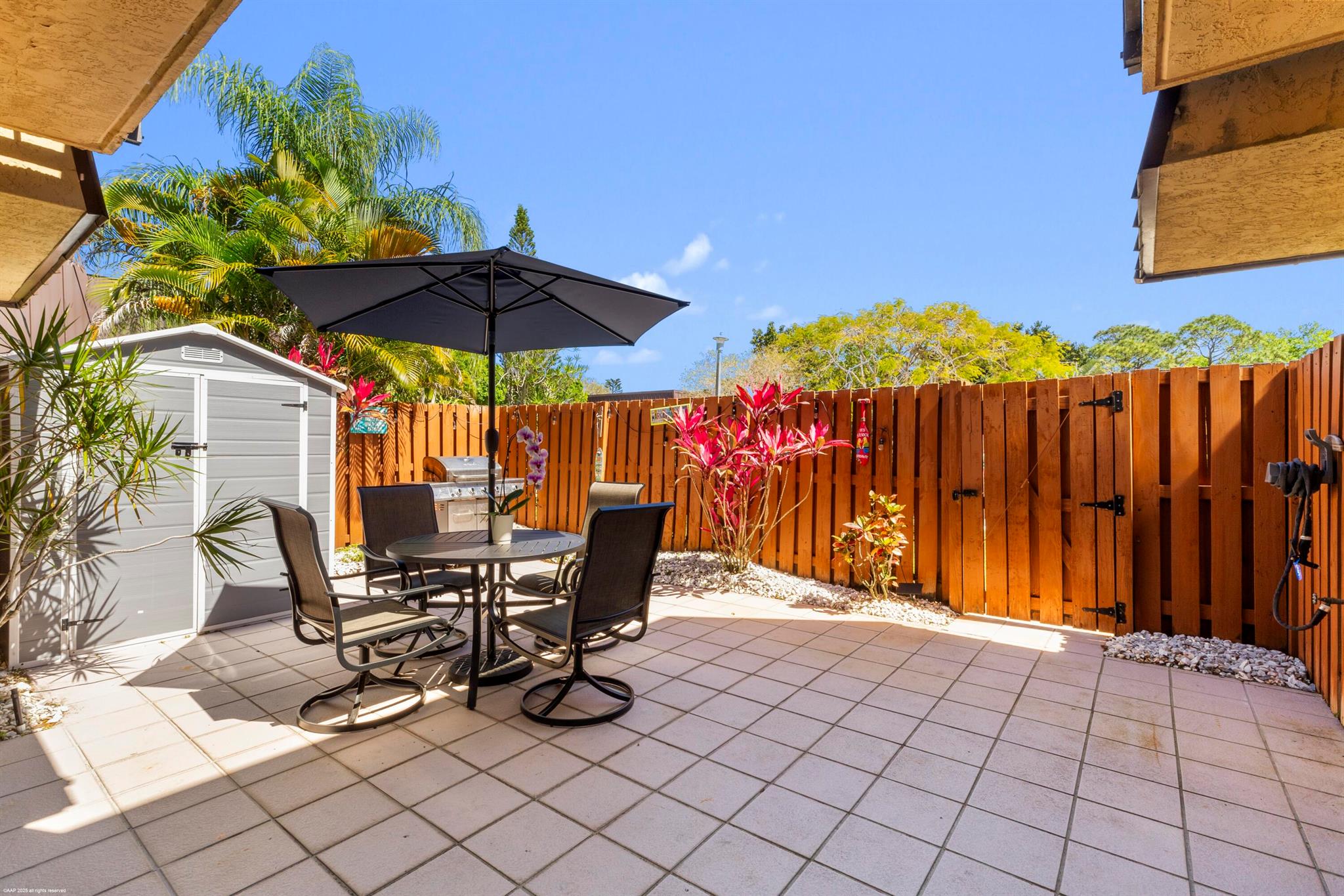 EMERALD LAKES - Residential