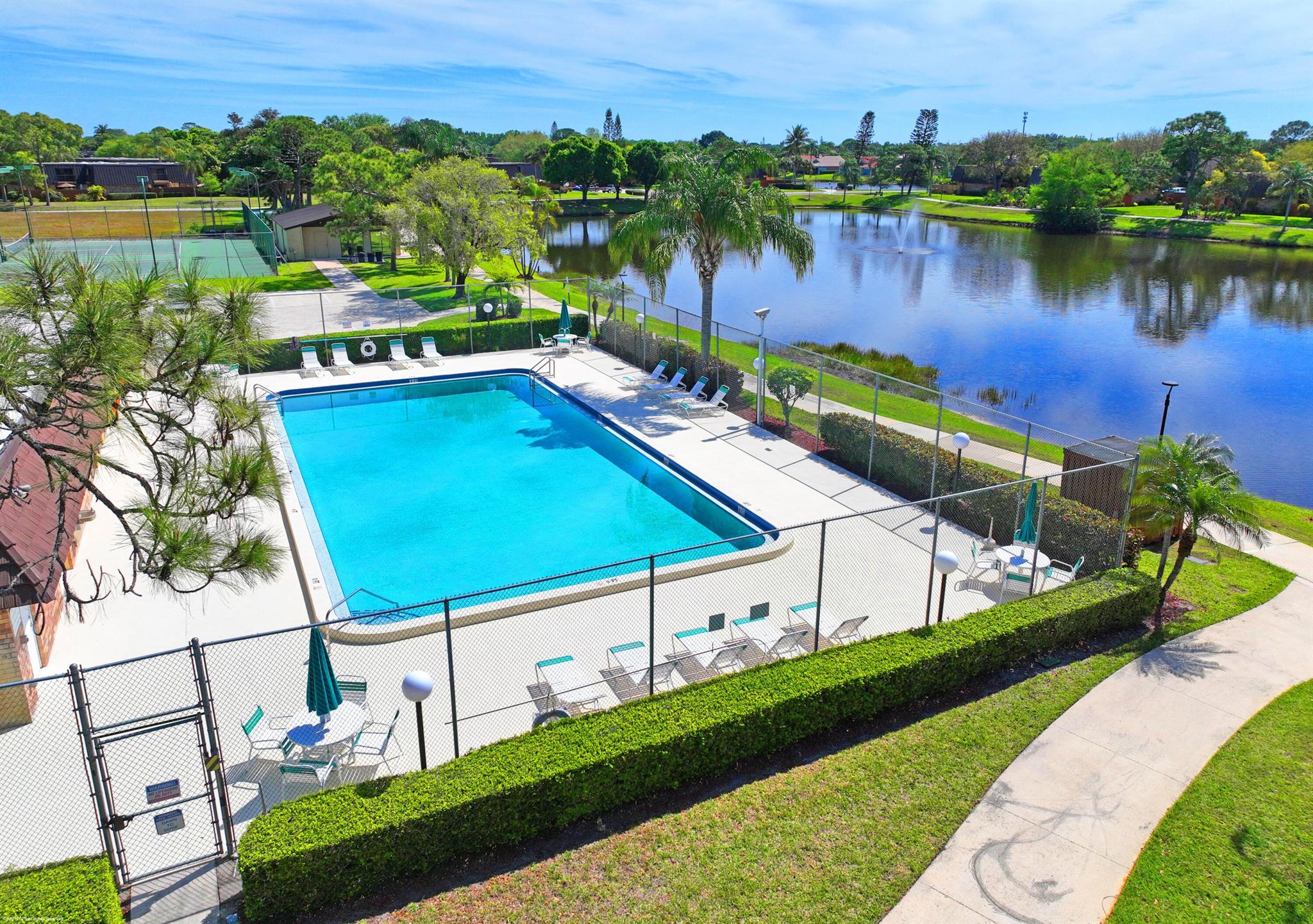 EMERALD LAKES - Residential