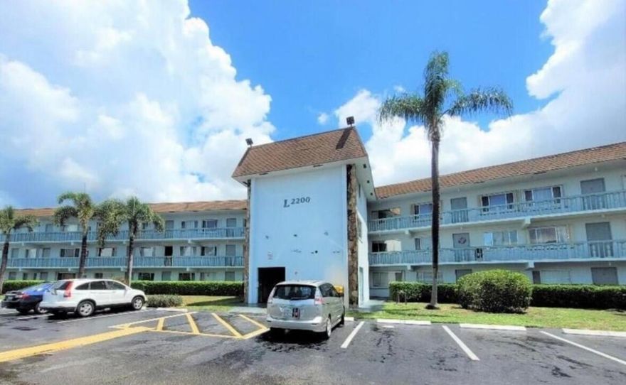 ONLY 1ST MONTH & SECURITY DEPOSIT Beautiful full renovated apartment, stainless steel appliances. Close to I952 Bedrooms/1.5 bathrooms690 Credit Score or higher required by HOA