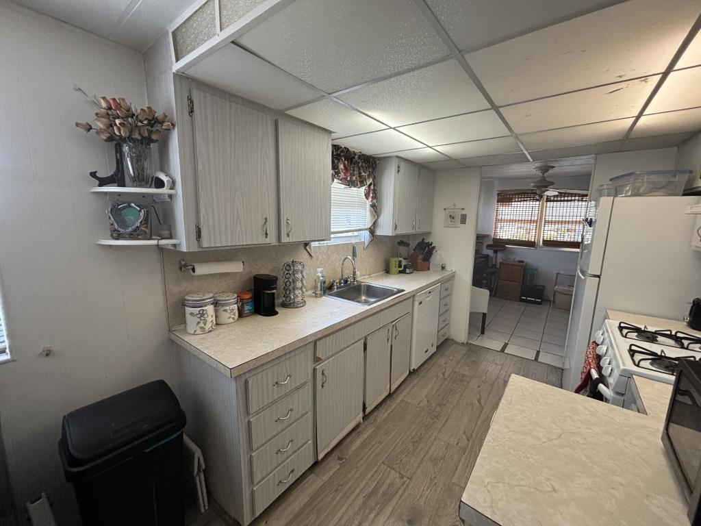 COUNTRY KNOLLS - Residential