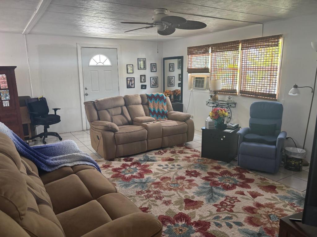 COUNTRY KNOLLS - Residential