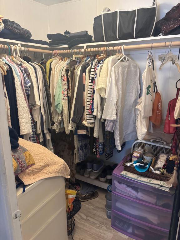 COUNTRY KNOLLS - Residential