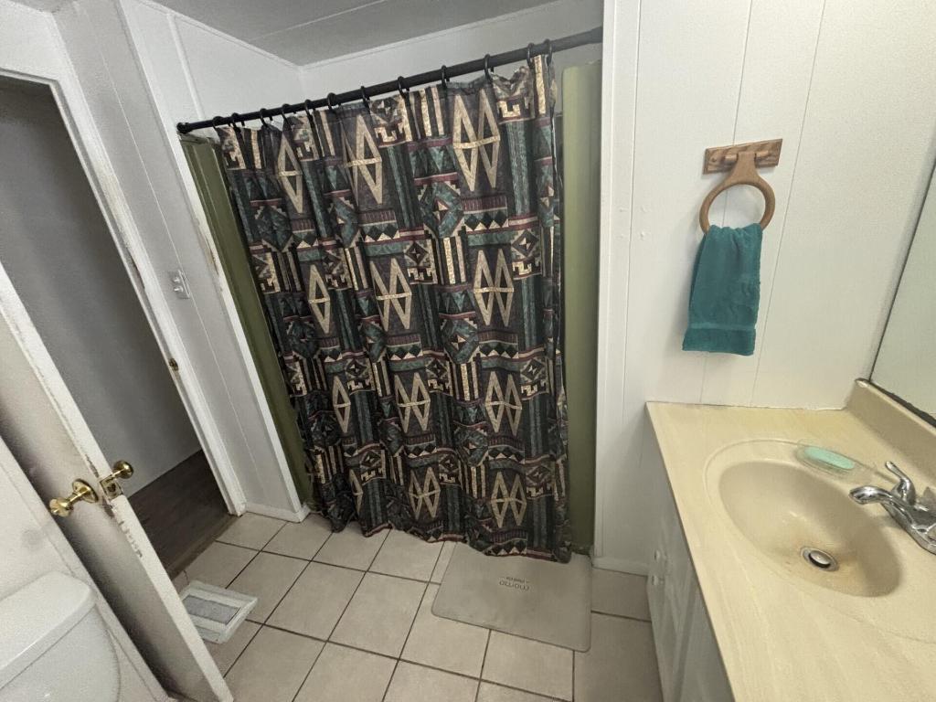 COUNTRY KNOLLS - Residential