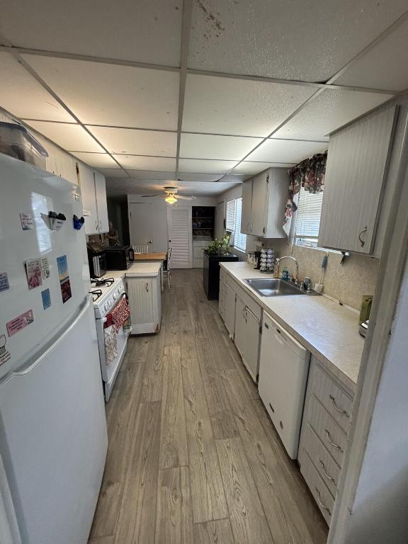 COUNTRY KNOLLS - Residential