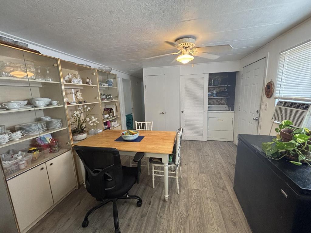 COUNTRY KNOLLS - Residential