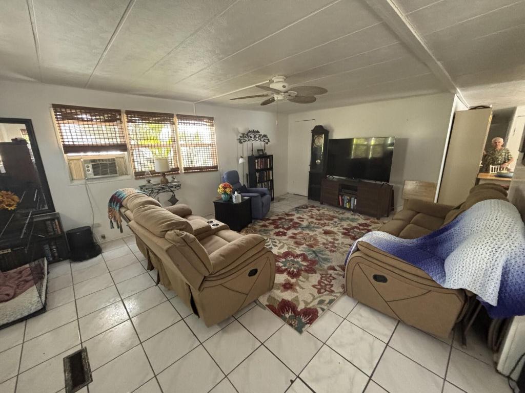 COUNTRY KNOLLS - Residential