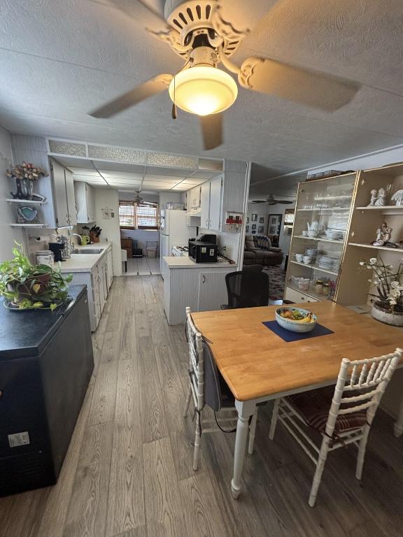 COUNTRY KNOLLS - Residential