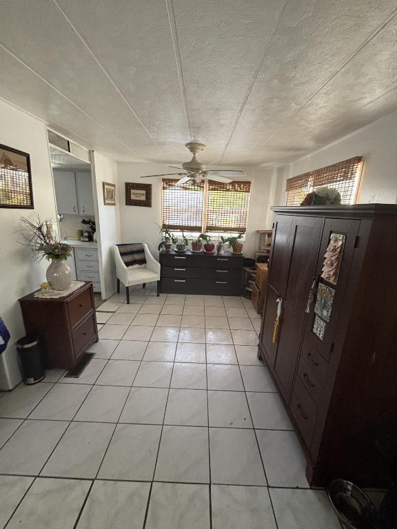 COUNTRY KNOLLS - Residential