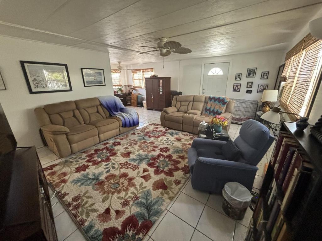 COUNTRY KNOLLS - Residential