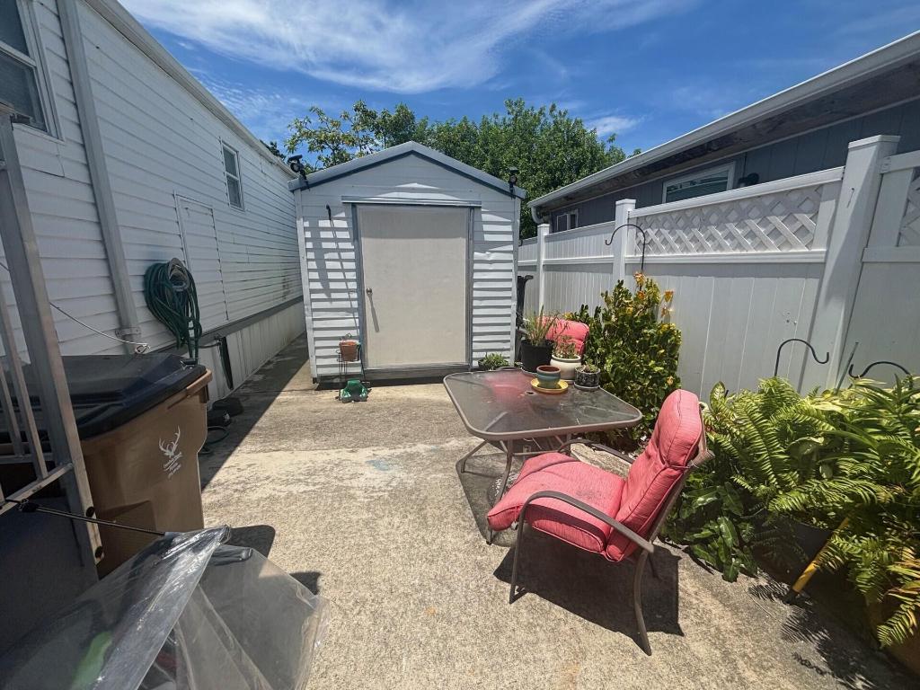 COUNTRY KNOLLS - Residential