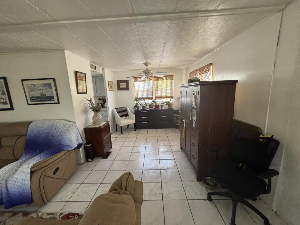 COUNTRY KNOLLS - Residential