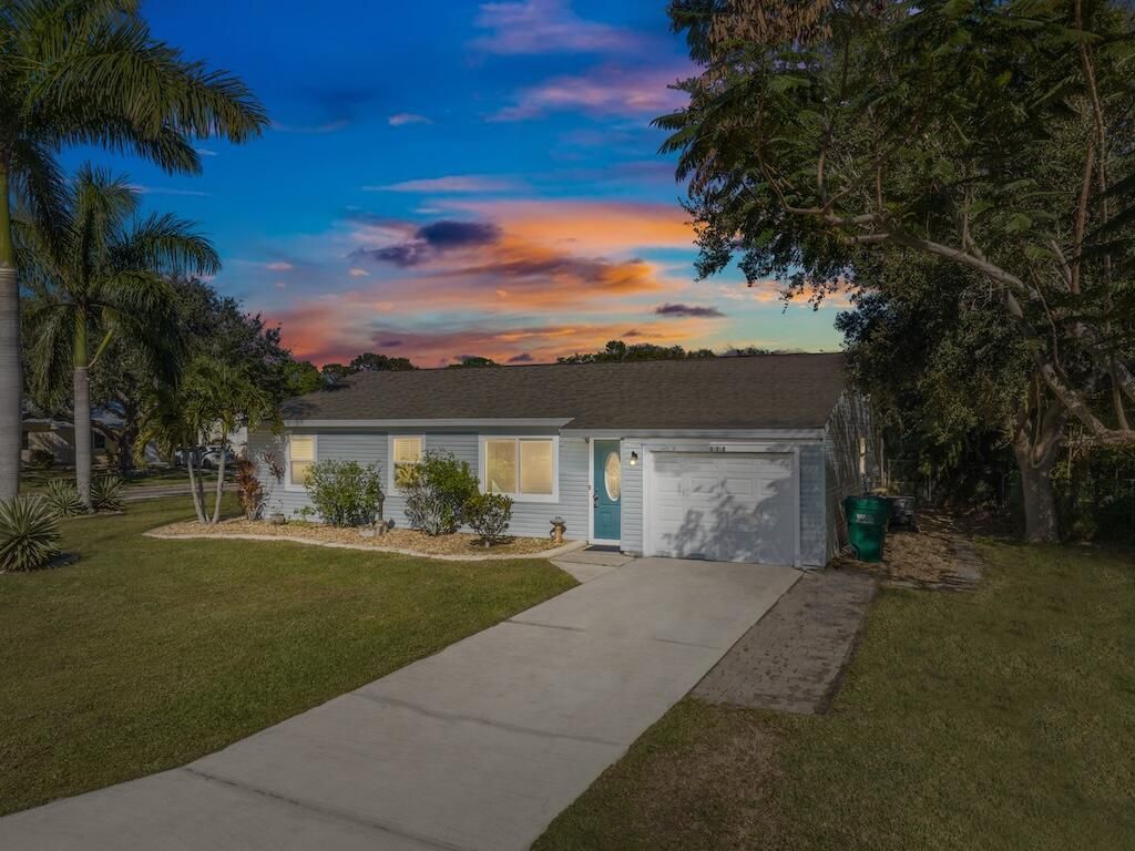 Photo of 118 Alameda Avenue, Sebastian, FL 32958 (MLS # R11043127)