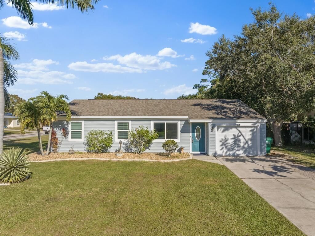 Photo of 118 Alameda Avenue, Sebastian, FL 32958 (MLS # R11043127)