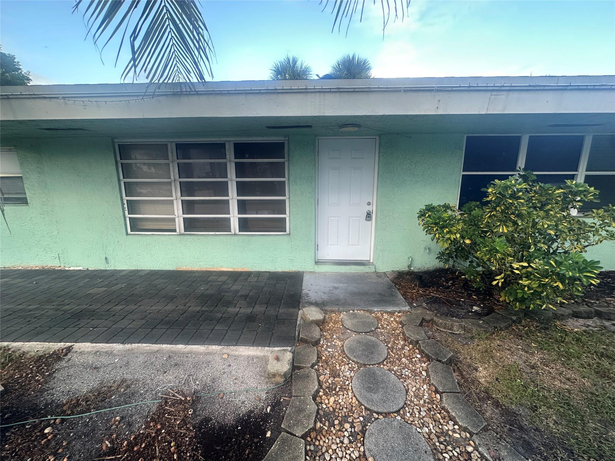 Bright 1BR/1BA in Deerfield Beach! Enjoy a cozy layout with tile floors, ample closet space, and lots of natural
light. Close to shopping, dining, and beautiful beaches. Well-kept multifamily building with in unit laundry.
Utilities are partially included. Check attachment. Quick approval for stress-free move-in. Live close to
everything Deerfield has to offer — schedule a showing today!