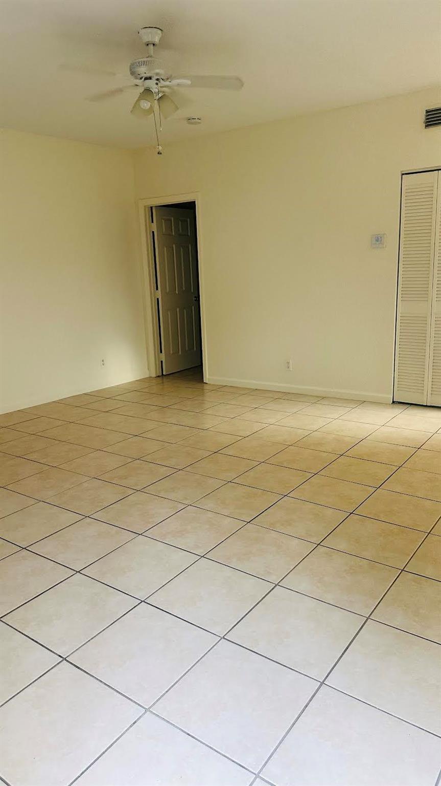 Freshly painted in prime location! Walking distance from the intracoastal and minutes to I95, PBI airport, downtown WPB, gorgeous beaches, and much more.