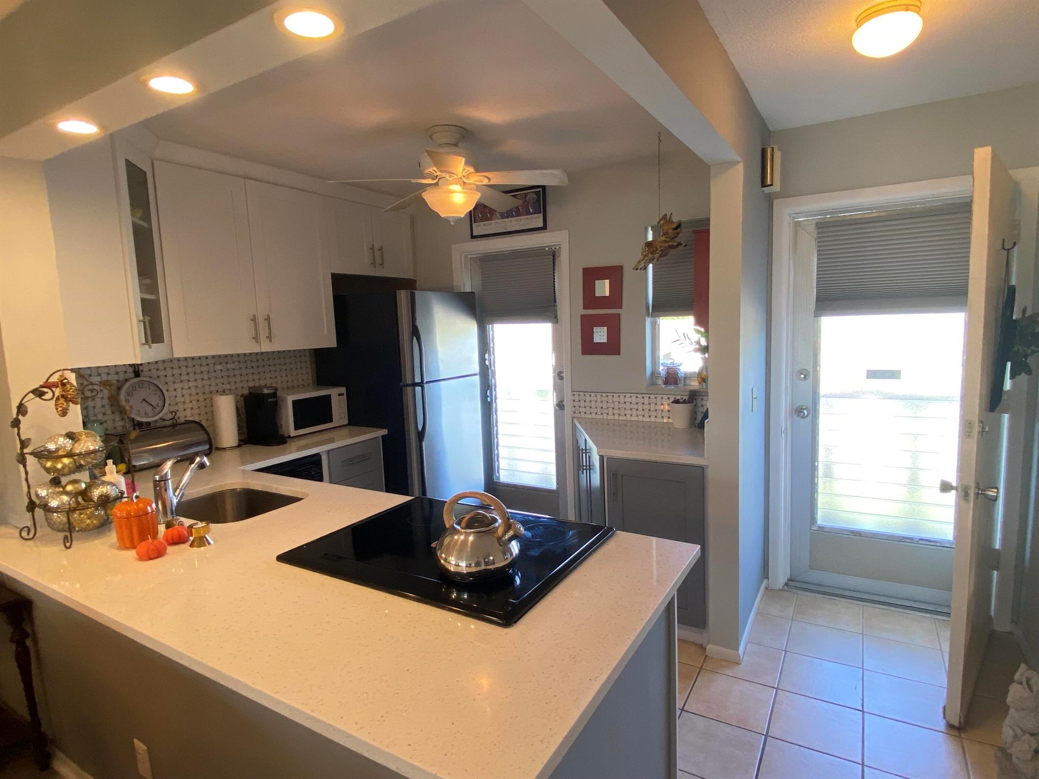 VILLAGE ROYALE CONDO 3 - Residential