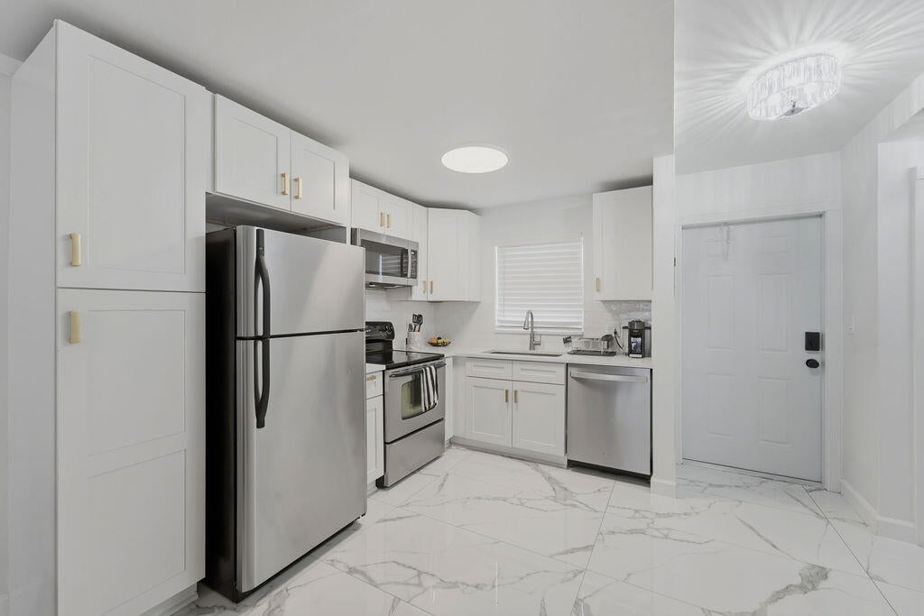 Photo of 809 W Oakland Park Boulevard #K2, Wilton Manors, FL 33311 (MLS # B26058541)