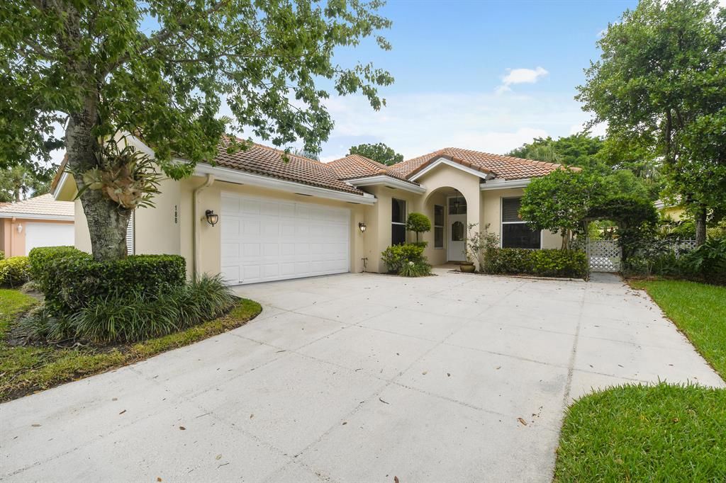 Photo of 188 Hampton Circle, Jupiter, FL 33458 (MLS # R10720802)