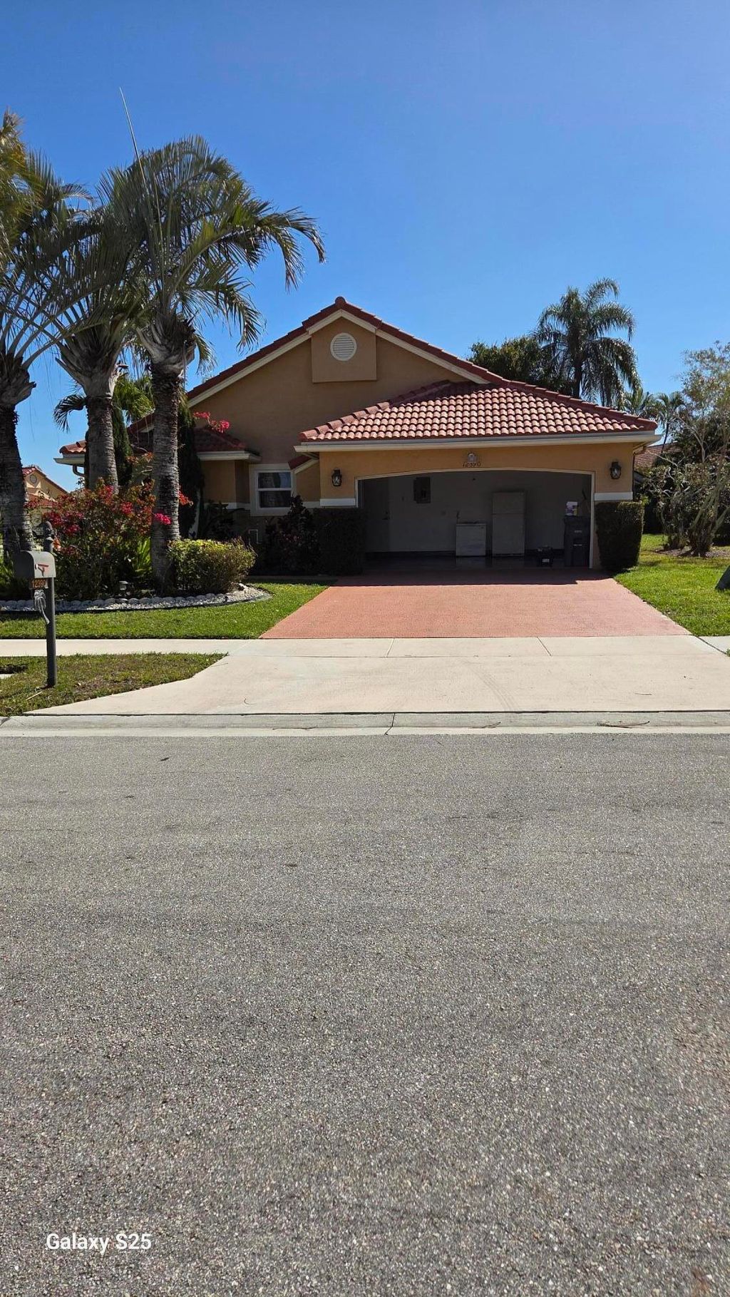 Photo of 12390 Summer Springs Dr, Boynton Beach, FL 33437 (MLS # R11169095)