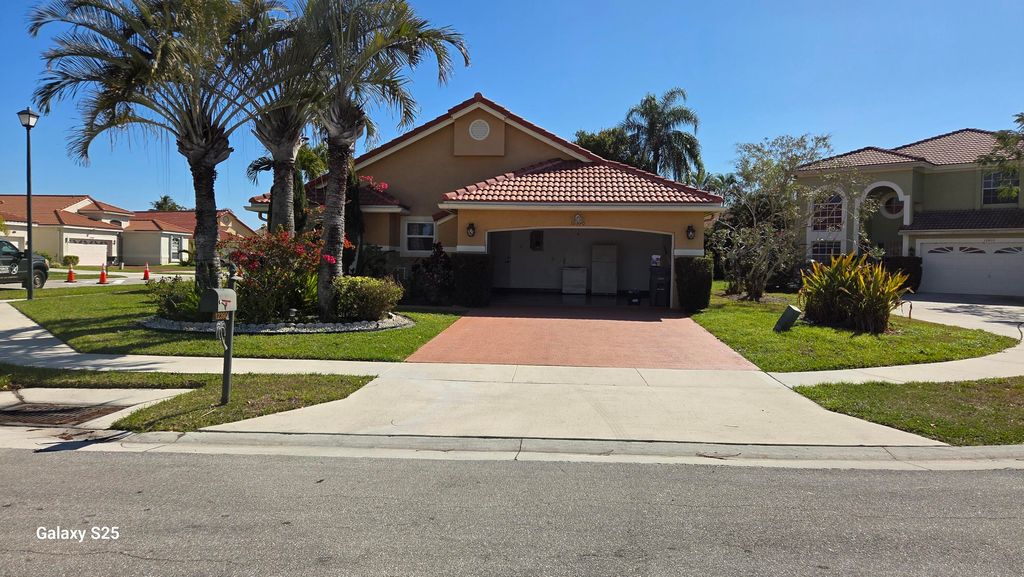 Photo of 12390 Summer Springs Dr, Boynton Beach, FL 33437 (MLS # R11169095)