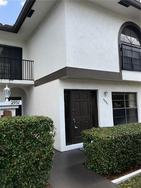 **Charming 3/2.5 townhome located in center of Coral Springs. Split bedroom plan with NEW A/C. Large bedrooms with ample storage space. NO HOA APPROVAL. IMMEDIATE MOVE IN available.**