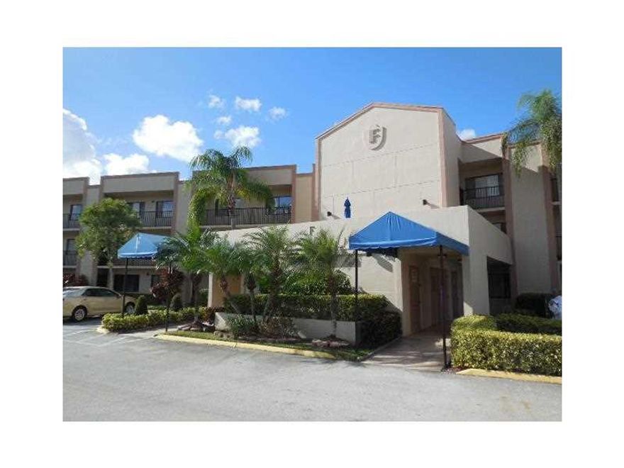 Incredible water view as you walk into this 3rd floor 2/2 condo in Belfort - Kings Point. Pass through in the kitchen. Light and bright. Walk to the pool. Close to the elevator and stairs. Livingroom/diningroom area and eat in kitchen. Security gate. Clu bhouse; Courtesy Bus,Library, Pool, Shuffleboard, Spa. Get out of the cold north and come to South Florida this winter!! This is a 55+ community.