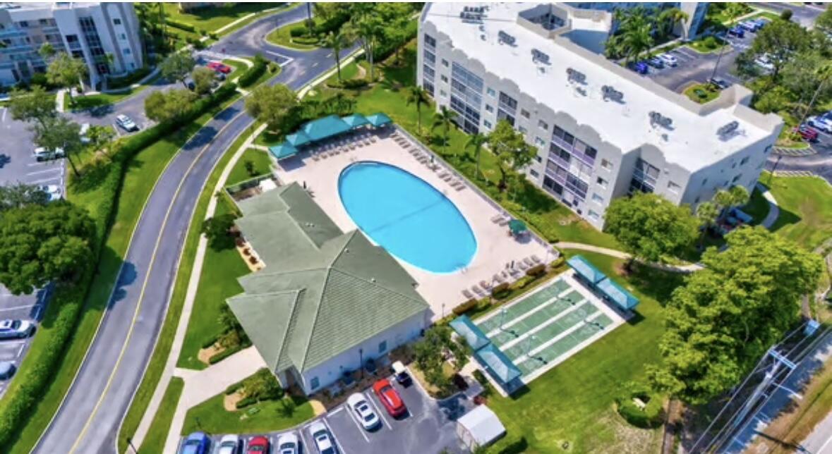 SOUTHAMPTON CONDOMINIUM F - Residential