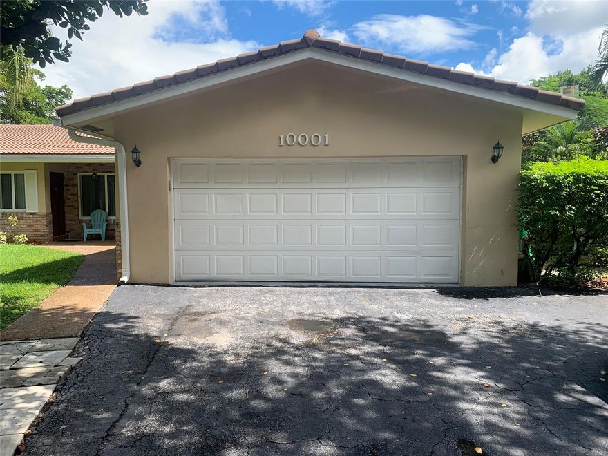 3/2   ONE    STORY    UNIT    IN    A    DUPLEX    FOR    IMMEDIATE    MOVE    IN.2   CAR    GARAGE.    POOL   SHARD   WITH   OTHER    UNIT    GREAT    VIEW    OF    THE    LAKE.   MOVE    IN    CONDITION    IN   A   GREAT    LOCATION.